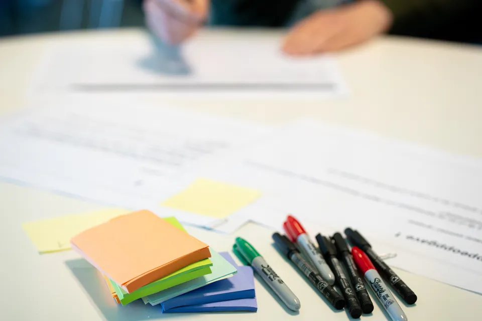 Bilde som viser post-it blokker og tusjer til bruk i workshop.
