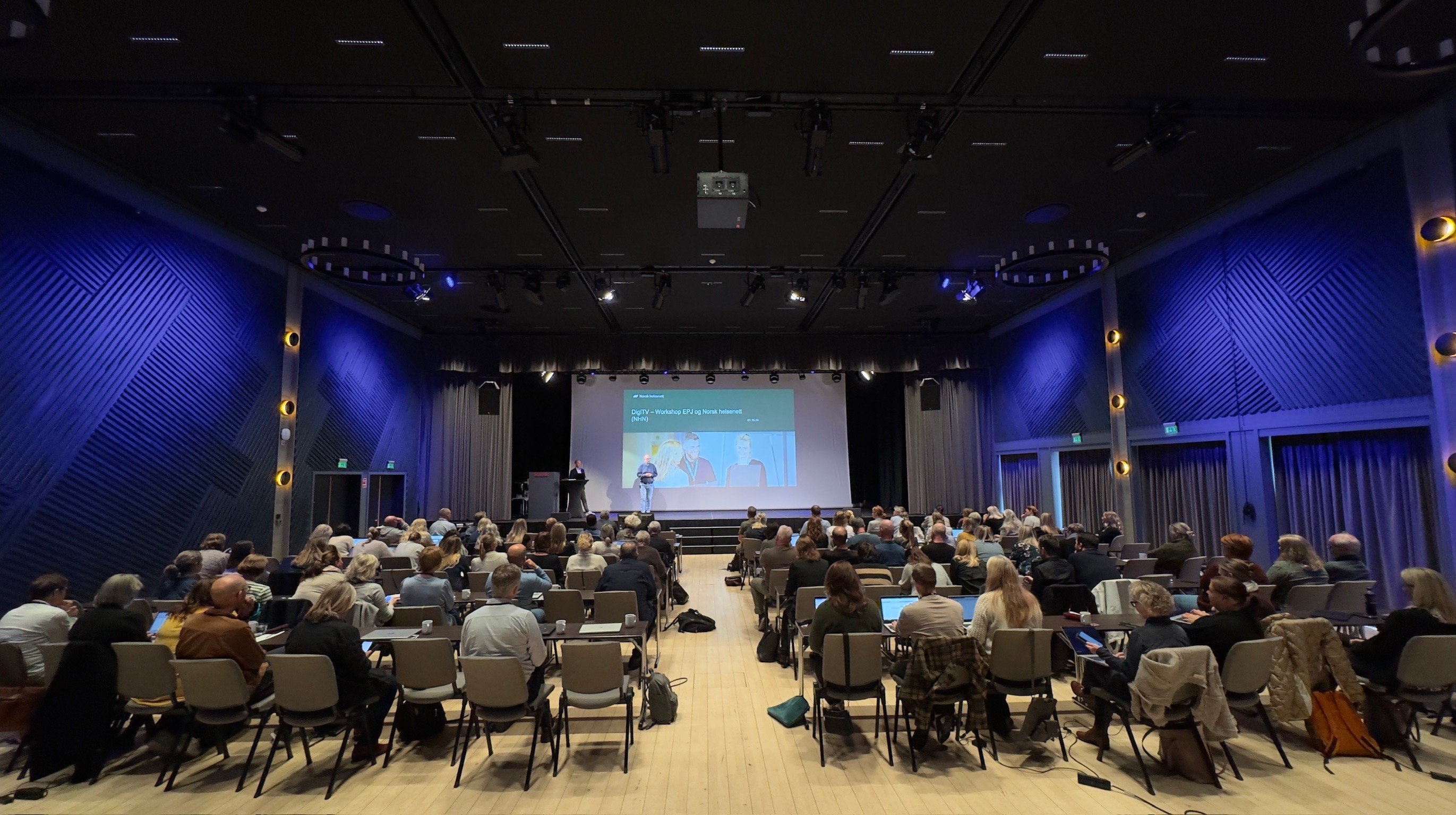 Alle deltagere pluss scene - tatt fra bakerst i sal