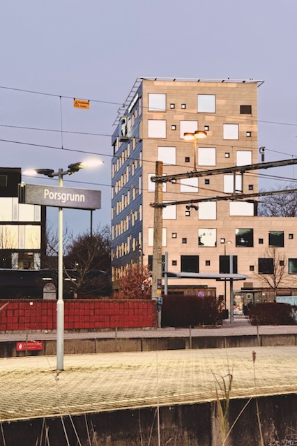 Porsgrunn stasjon med hotellet i bakgrunn