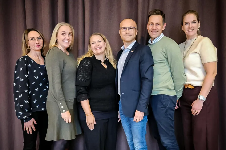 Studiepakken ble presentert på Nokios-konferansen i Trondheim, under en workshop. Her var mange av nettverkene samlet. På bildet fra venstre, Trude Selnes, Digi Nordland, Cecilie Kristengård Buaas, Digi Møre og Romsdal, Eirin Folde, DI2X, Marco Cattini, Digi Agder, Hans Ivar Festad, Digi Innlandet og Hanne Halleraker Gürün, Kristiansand kommune.