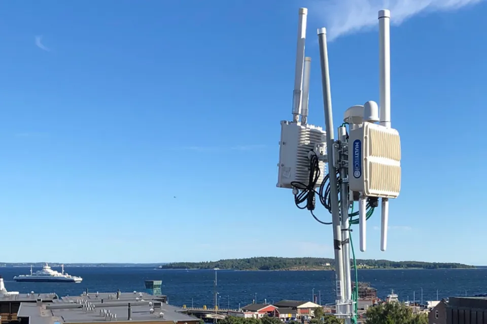 Horten - Oversiktsbilde fra Rådhuset med antenner i nærbilde, sjø og Bastøya i bakgrunnen, og Bastøfergene nærmere